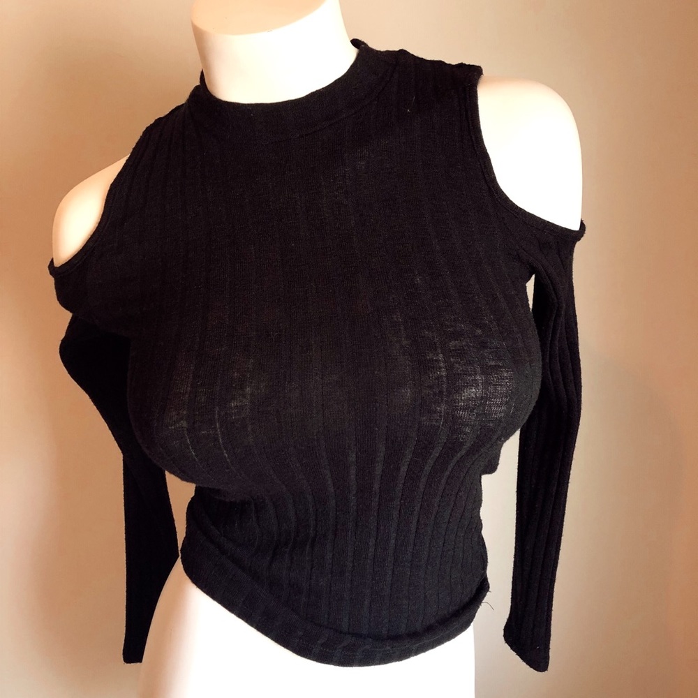 American Eagle long sleeve cold shoulder top